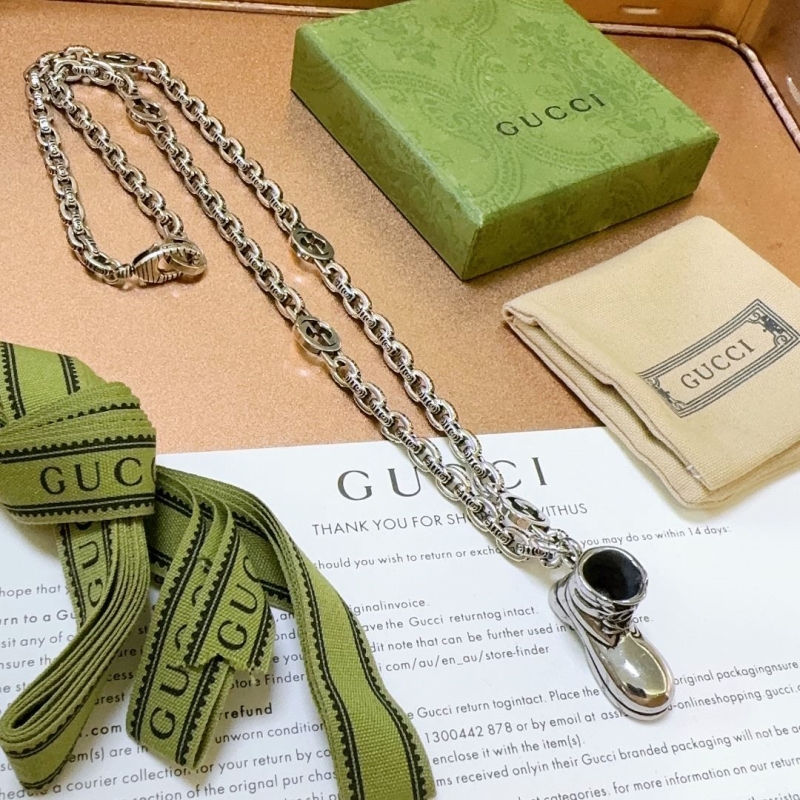 G*u*i necklaces